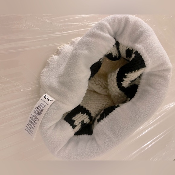 ROXY Tonic beanie. White and black. Used only once for a couple of hours. - Picture 6 of 6